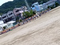 １年生と２年生。縁起を見て応援し合いました。