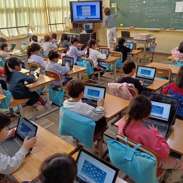 タブレットを使って作曲しています！