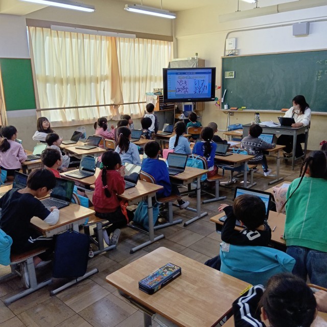 １年生　タブレットで投票！