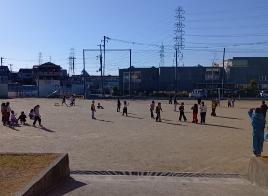 ４年生　運動場で